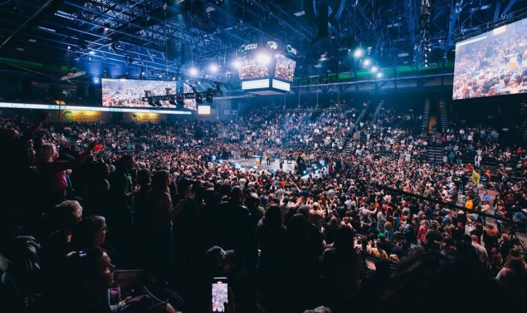 cruzada-em-universidade-onde-charlie-kirk-foi-morto-leva-mais-de-2.000-a-jesus