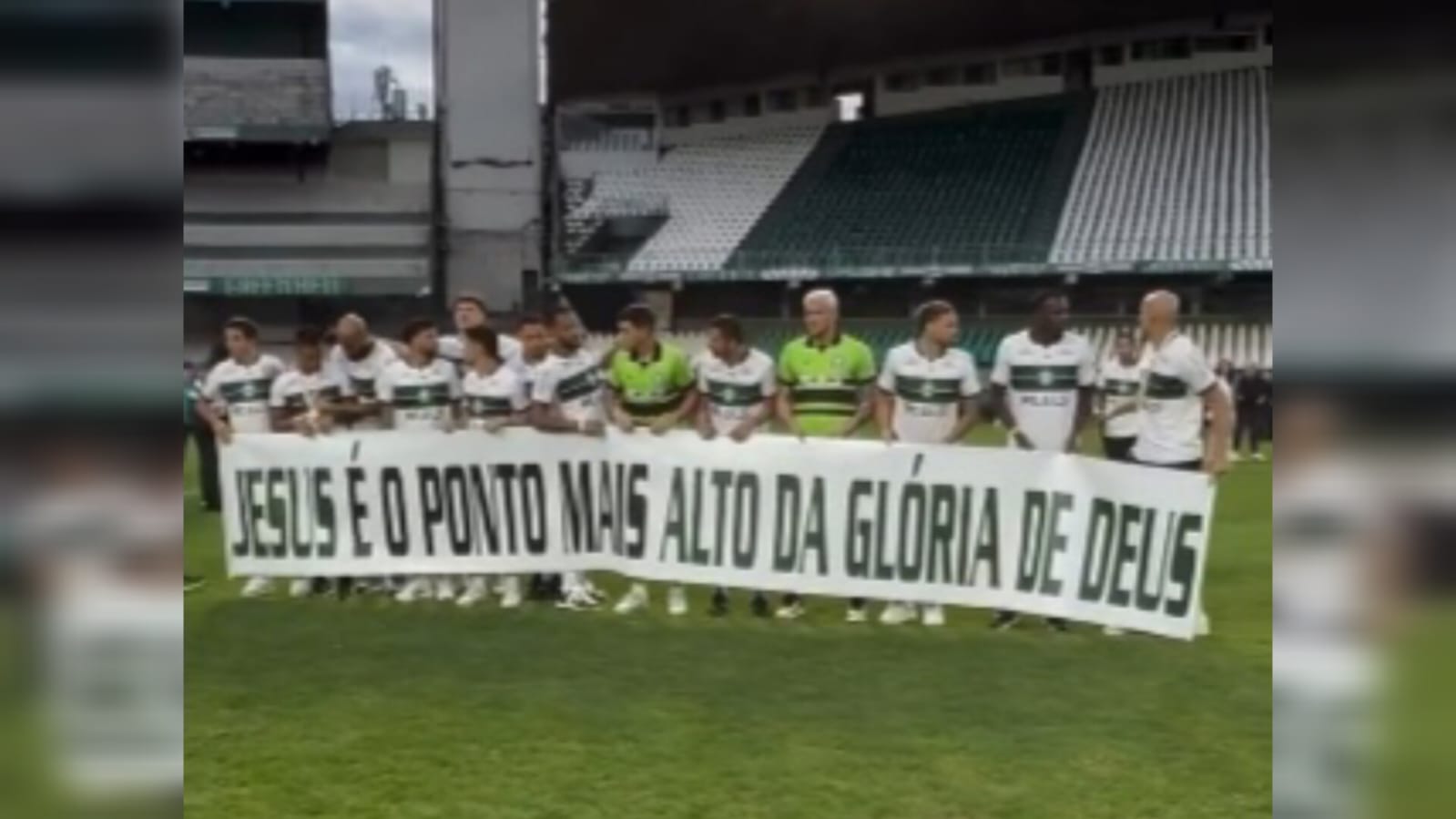 coritiba-comemora-titulo-com-faixa:-“jesus-e-o-ponto-mais-alto-da-gloria-de-deus”