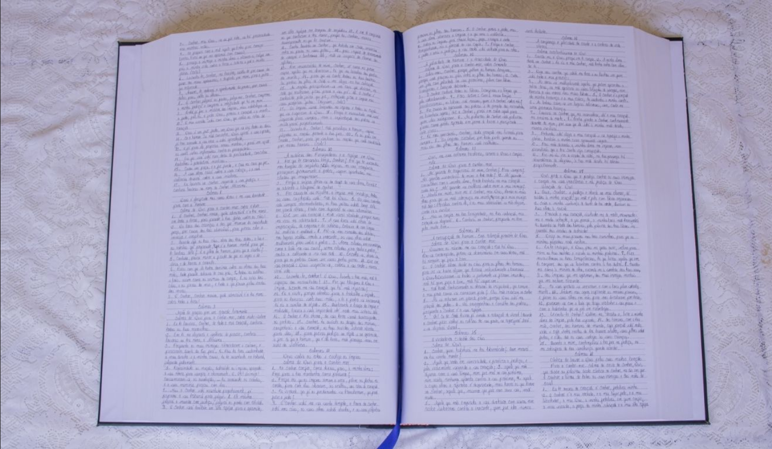 biblia-gigante-e-produzida-por-56-membros-de-igreja-evangelica-no-espirito-santo