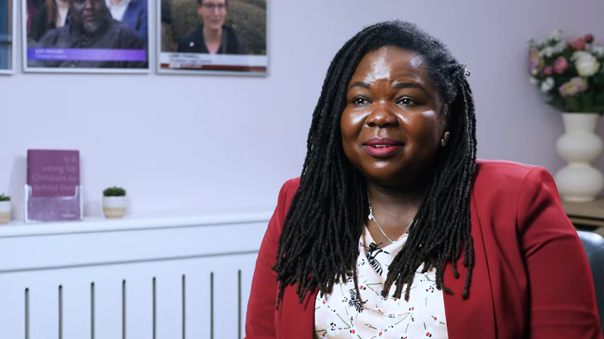 enfermeira-crista-punida-por-chamar-trans-de-‘senhor’-e-apoiada-por-deputada-britanica