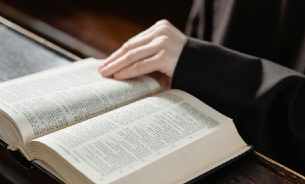 pouso-alegre-e-a-terceira-cidade-de-mg-a-aprovar-uso-da-biblia-em-escolas