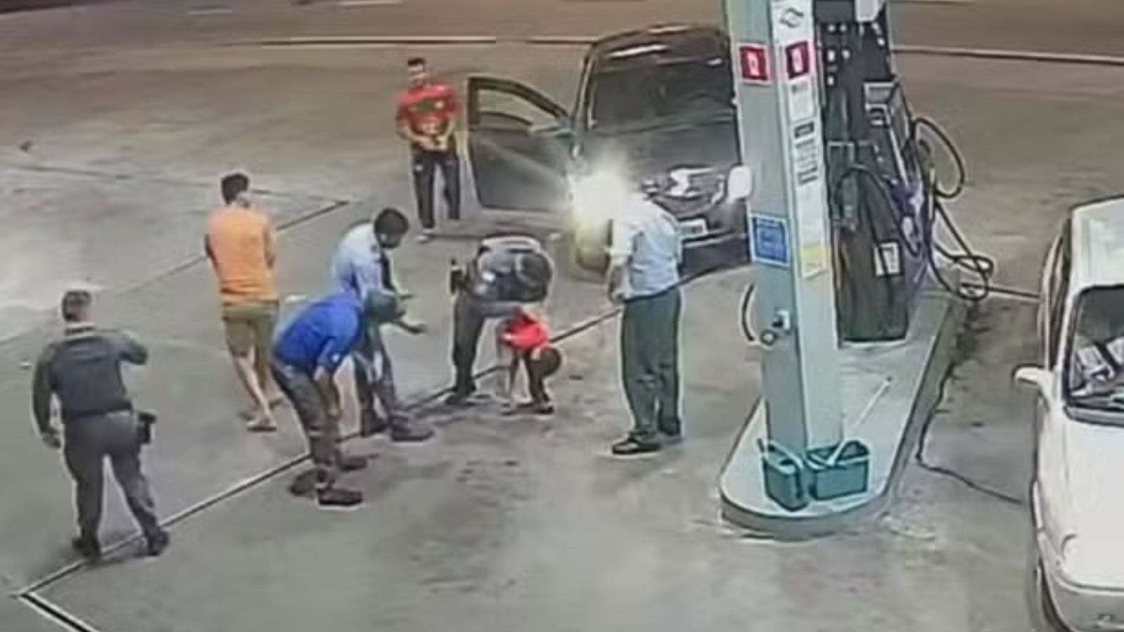 pai-viraliza-ao-orar-enquanto-policiais-salvam-filho-de-2-anos-engasgado-em-sorocaba