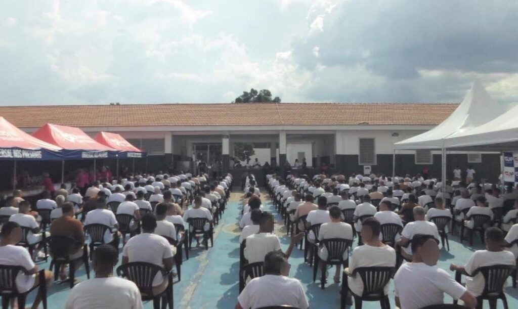 apos-receberem-biblias,-18-presos-sao-batizados-em-franco-da-rocha