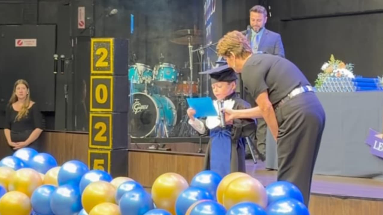 menino-com-sindrome-agradece-a-deus-em-formatura-na-escola:-“a-ele-toda-honra”