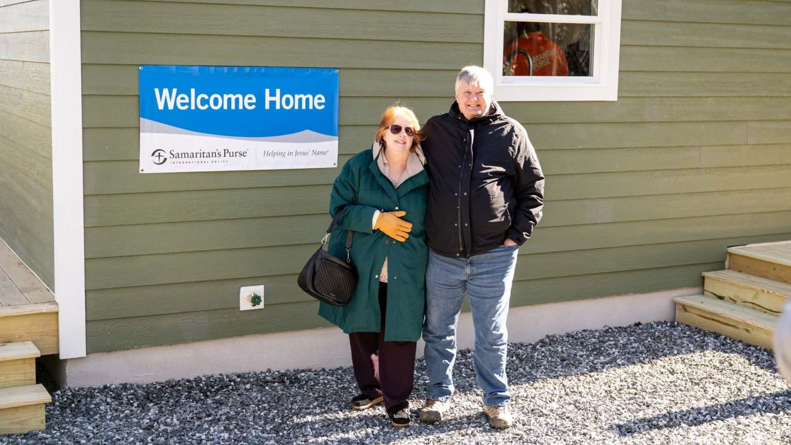 apos-perder-tudo-em-furacao,-casal-recebe-casa-nova-de-missao-nos-eua:-‘jesus-e-o-alicerce’