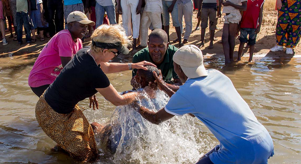 heidi-baker-diz-que-apos-perdoar-terroristas-em-mocambique,-muitos-se-entregaram-a-jesus