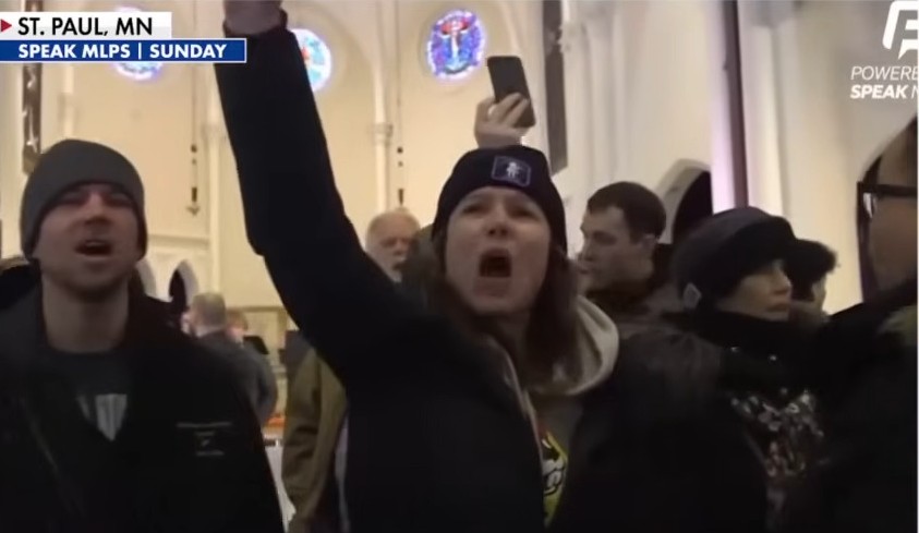 ativistas-invadem-culto-nos-eua-para-protestar-contra-a-agencia-de-imigracao-ice