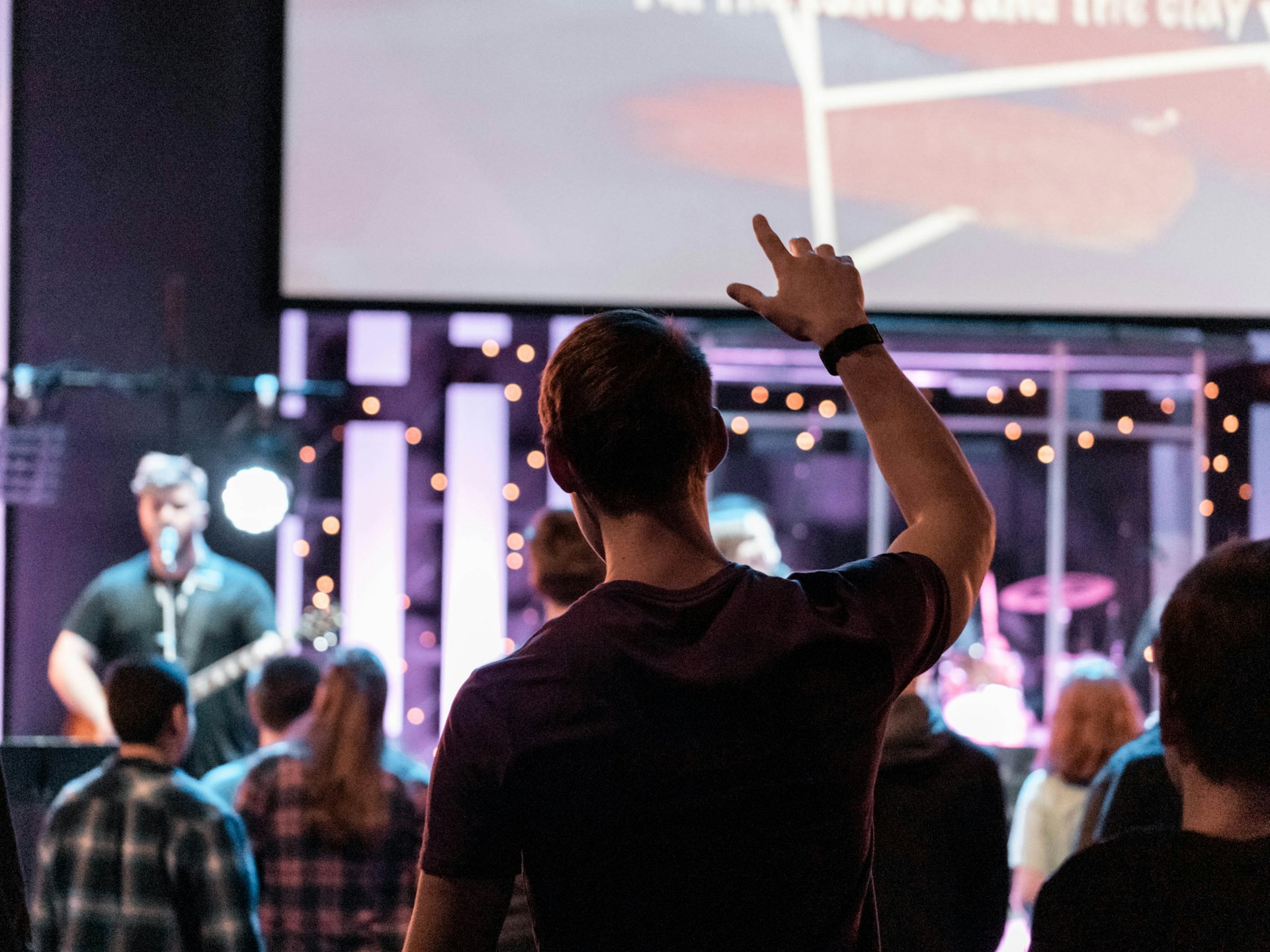 jovens-renovam-interesse-pelo-cristianismo-no-reino-unido,-aponta-pesquisa