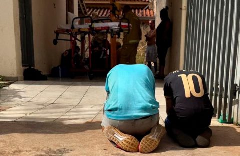 adolescentes-oram-de-joelhos-por-amigo-que-caiu-de-telhado:-“sabem-o-valor-da-oracao”