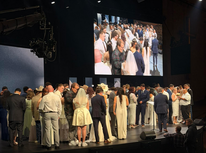 apos-desafio-pastoral,-52-casais-que-viviam-juntos-se-casam:-‘desejaram-honrar-a-deus’