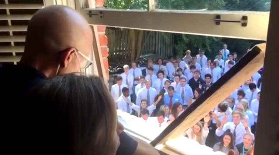 mais-de-400-alunos-cantam-louvores-diante-da-casa-de-professor-com-cancer-terminal