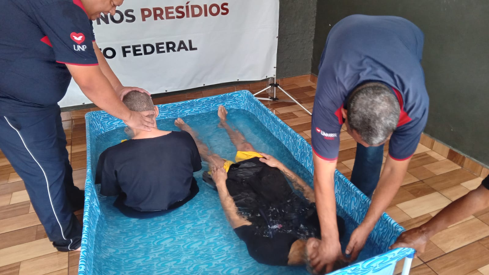 mais-de-50-detentos-sao-batizados-em-acao-evangelistica-dentro-de-presidio-em-go