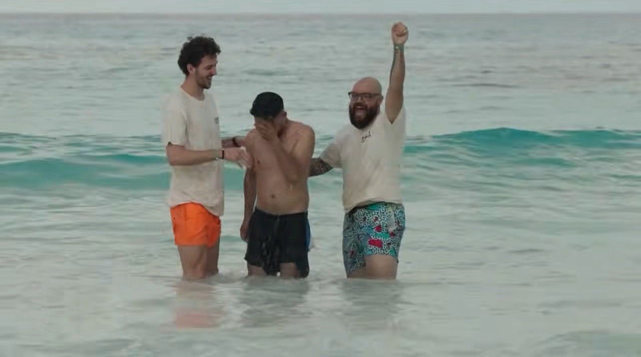 apos-evangelismo,-dezenas-de-pessoas-sao-batizadas-em-praia-de-cancun