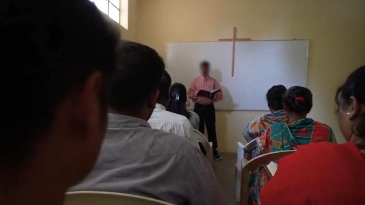 hindus-invadem-culto-e-espancam-cristaos-com-porretes-na-india