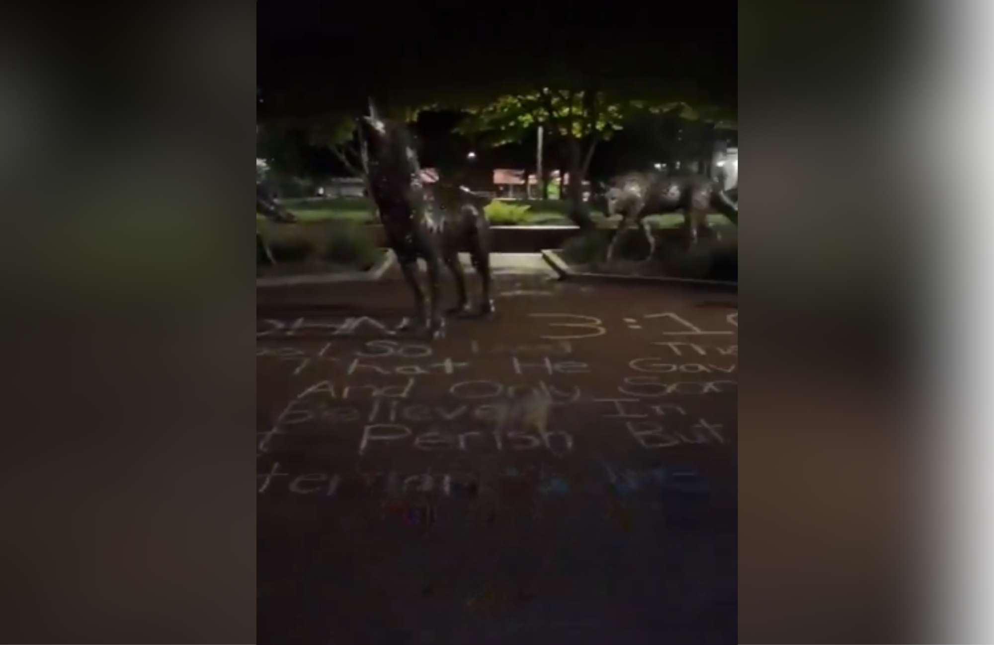 alunos-escrevem-versiculos-de-joao-em-calcada-de-universidade-para-alcancar-35-mil-colegas