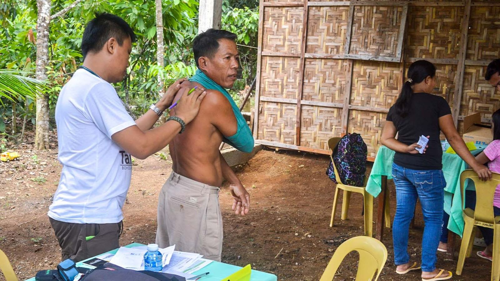 homem-aceita-jesus-apos-ser-evangelizado-por-missionarios-medicos-nas-filipinas