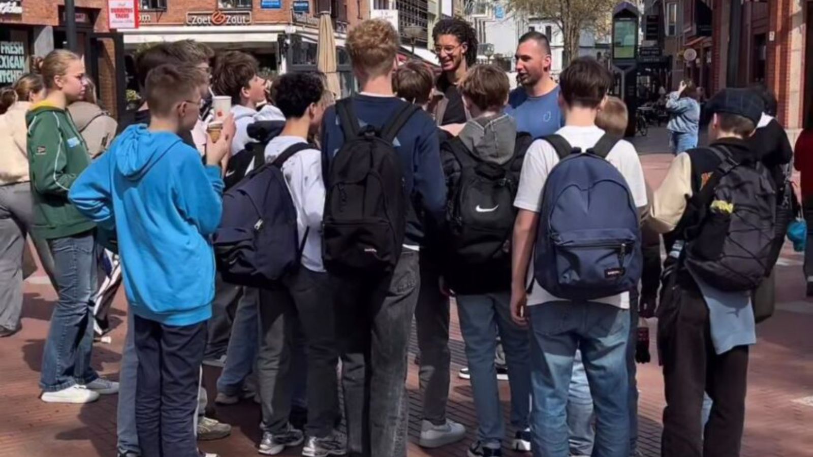 jovens-relatam-cura-apos-aceitarem-jesus-em-evangelismo-de-rua-na-holanda