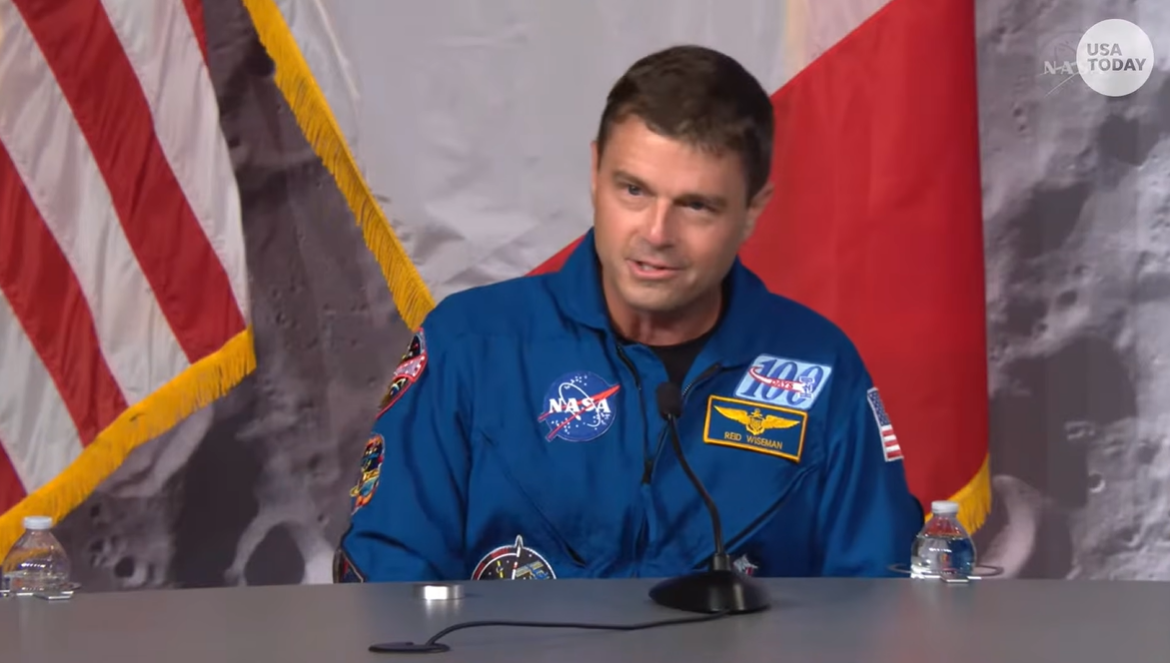 apos-missao-espacial,-astronauta-nao-religioso-busca-capelao-e-chora-ao-ver-cruz