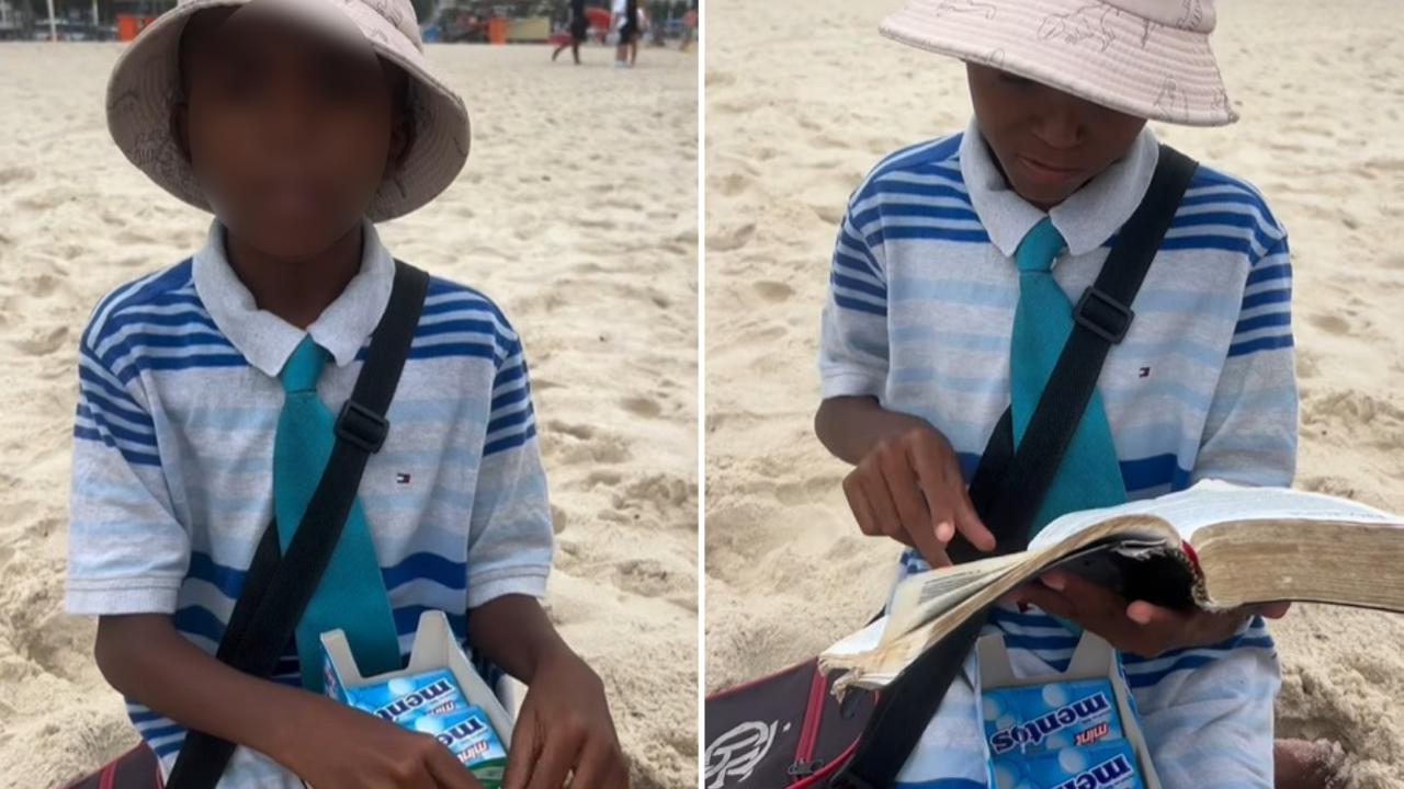 menino-de-10-anos-emociona-ao-pregar-na-praia-enquanto-vende-balas:-“jesus-quer-te-salvar”