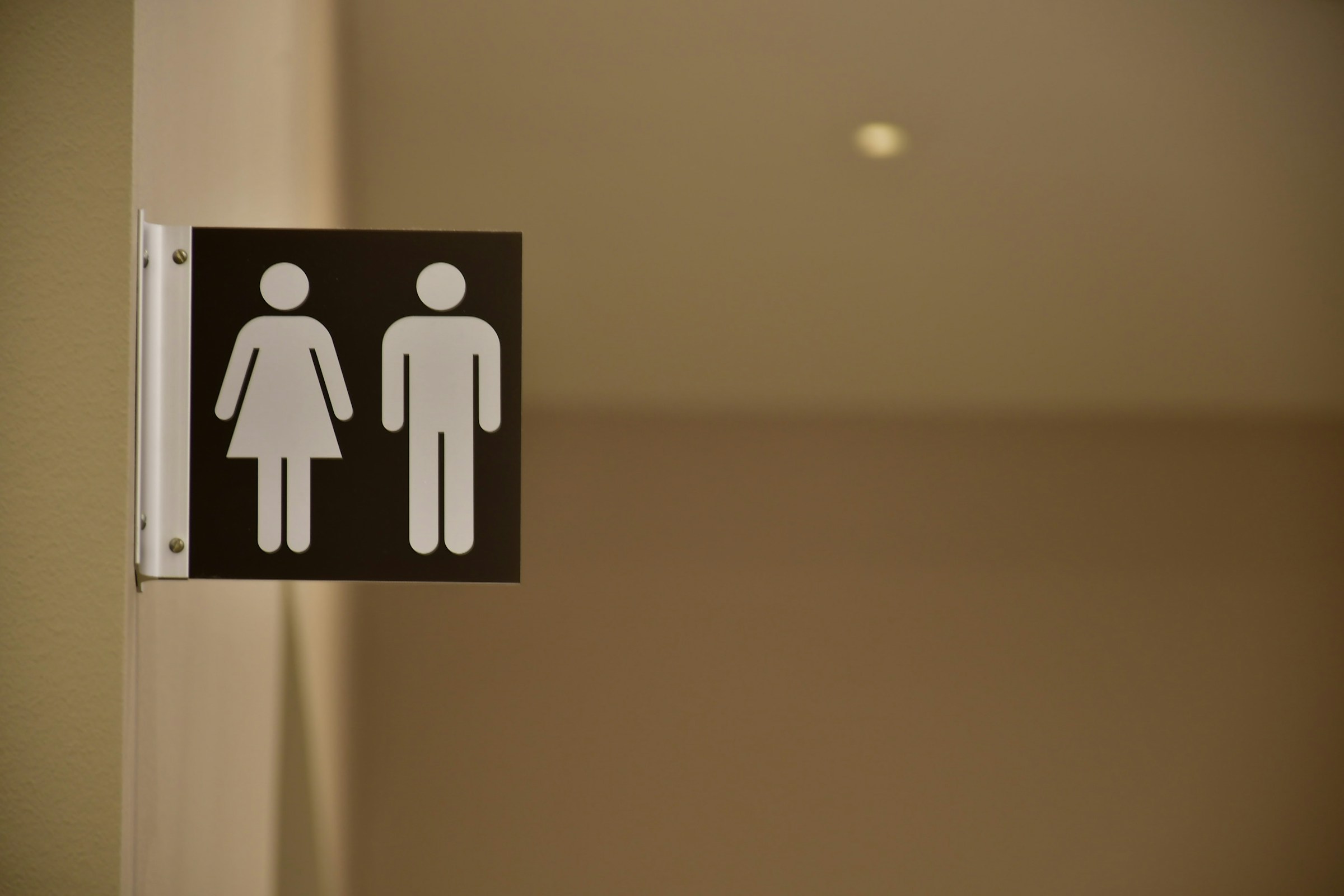 campo-grande-sanciona-lei-que-proibe-uso-de-banheiro-feminino-por-trans