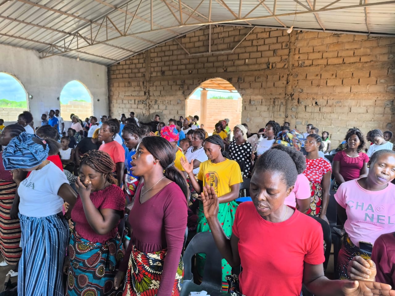 pastor-africano-leva-mais-de-60-prostitutas-a-jesus:-“agora-sao-evangelistas”
