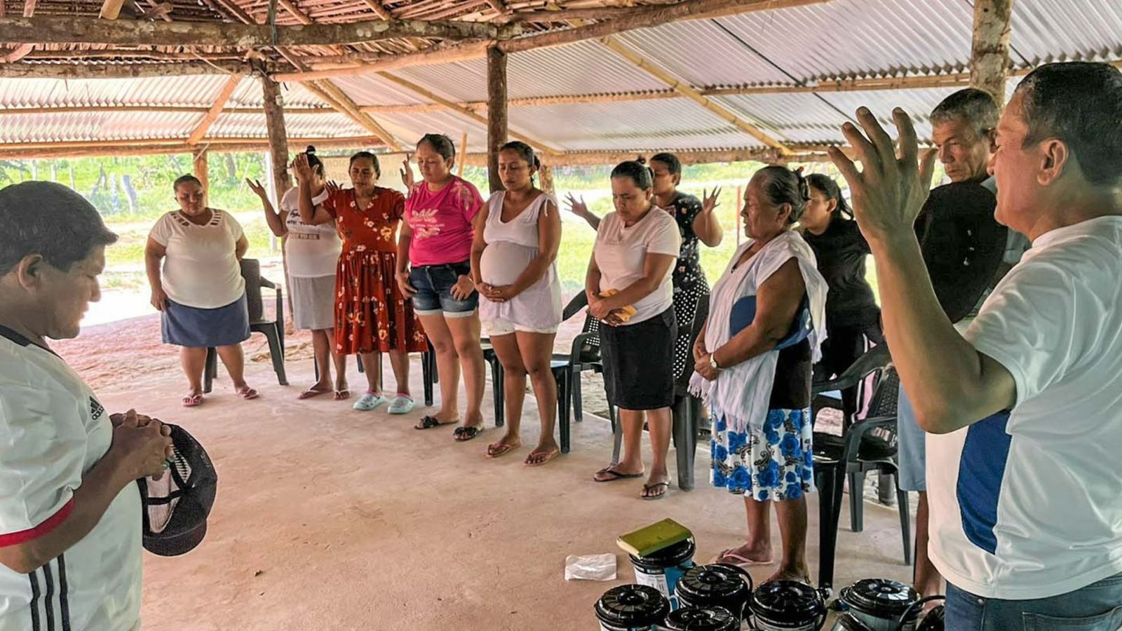 igreja-reaberta-na-colombia-alcanca-bruxos-e-guerrilheiros:-‘agora-servem-a-deus’
