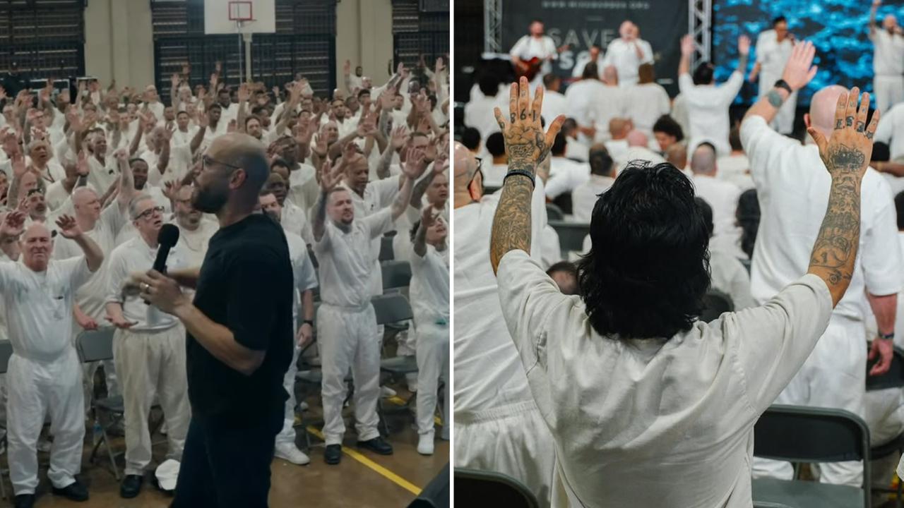 centenas-de-detentos-adoram-a-jesus-em-culto-nos-eua:-“deus-esta-fazendo-algo-incrivel”