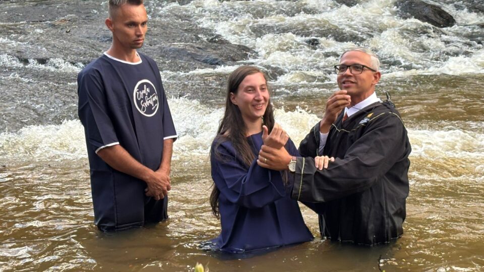 mais-de-2-mil-pessoas-sao-batizadas-apos-conhecerem-jesus-por-tv-crista