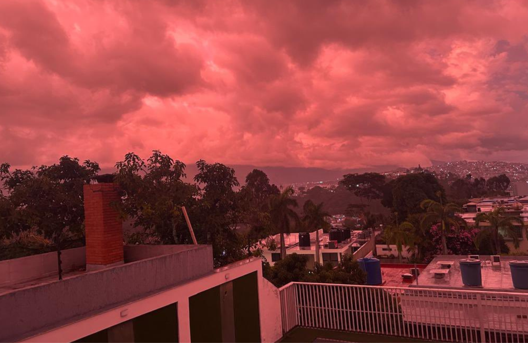 ceu-vermelho-em-caracas-apos-terremotos-chama-atencao:-“apocaliptico”