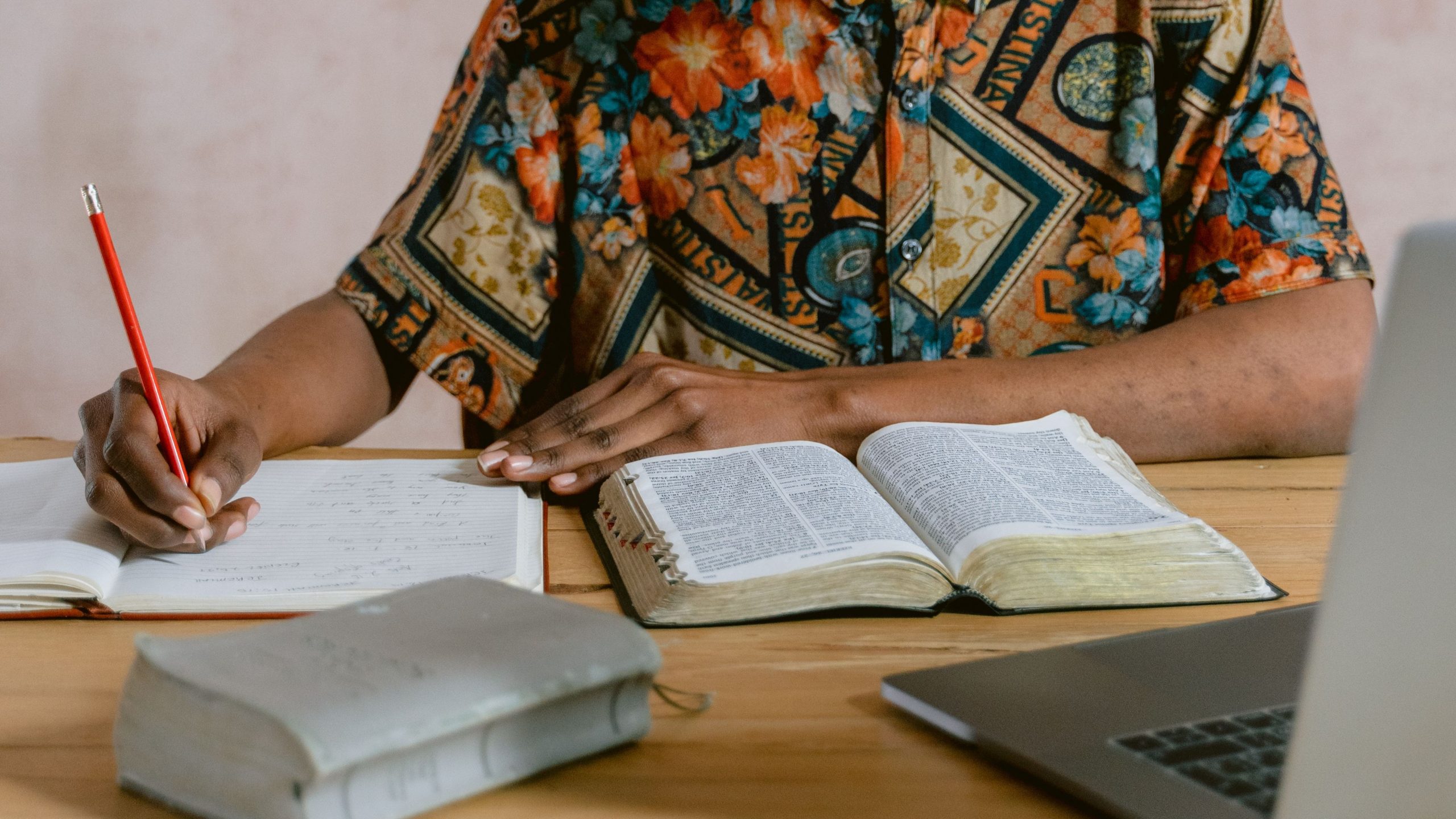 lei-que-permite-uso-da-biblia-em-escolas-de-porto-velho-e-sancionada