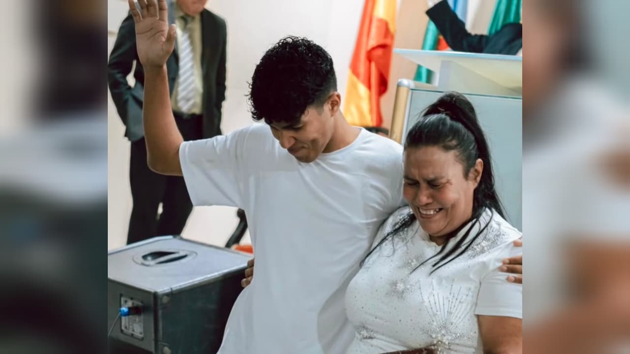 apos-sobreviver-5-dias-sob-escombros,-jovem-retorna-a-igreja-e-testemunha:-‘sou-um-milagre’