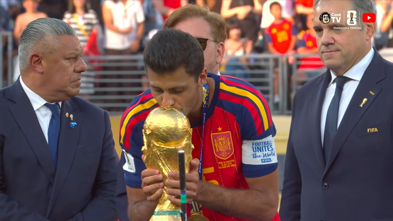 “sou-cristao-e-ha-alguem-la-em-cima-me-ajudando”,-diz-rodri-apos-vencer-copa-do-mundo