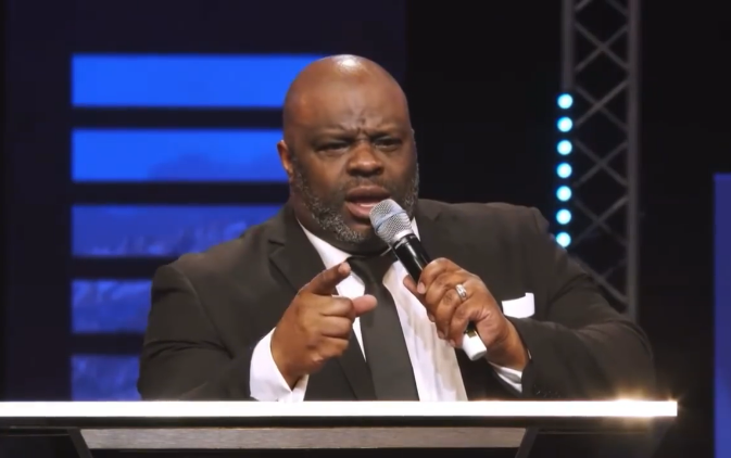 pastor-perdoa-jovem-que-o-assaltou-a-mao-armada-e-passa-a-ser-seu-mentor