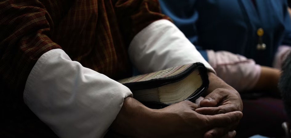 pastor-tem-agua-e-luz-cortadas-por-realizar-cultos-em-casa-no-butao