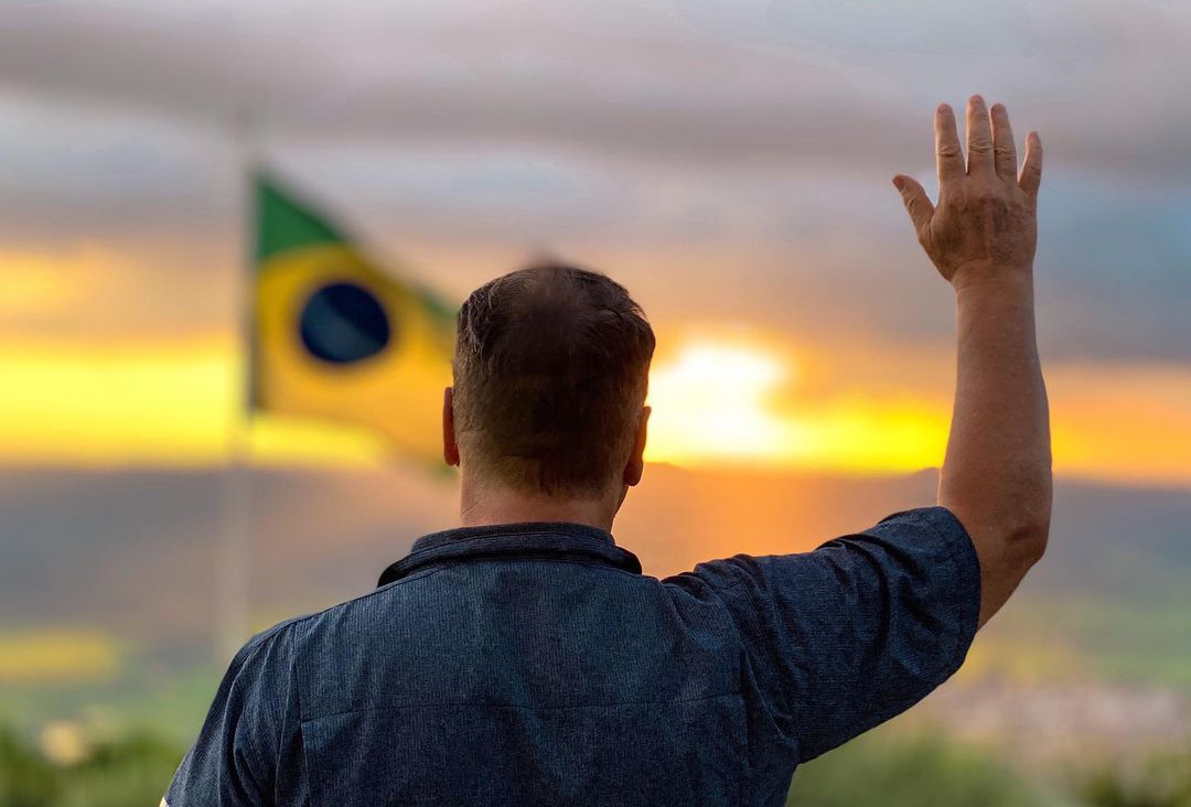 pastor-convoca-cristaos-a-orar-pelo-futuro-do-brasil:-“a-batalha-e-espiritual”