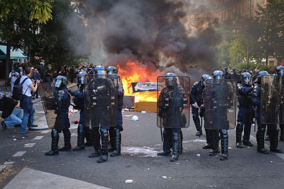 pastora-chama-cristaos-a-orar-pela-franca-apos-protestos-violentos:-‘so-jesus-e-o-caminho’